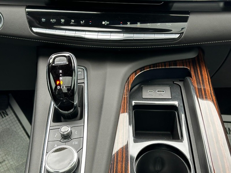 Cadillac Escalade ESV Vehicle Full-screen Gallery Image 15