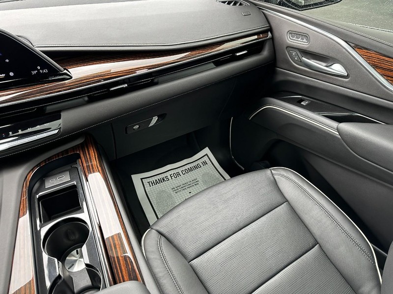 Cadillac Escalade ESV Vehicle Full-screen Gallery Image 16