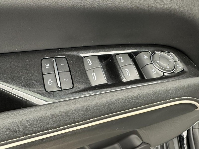 Cadillac Escalade ESV Vehicle Full-screen Gallery Image 17