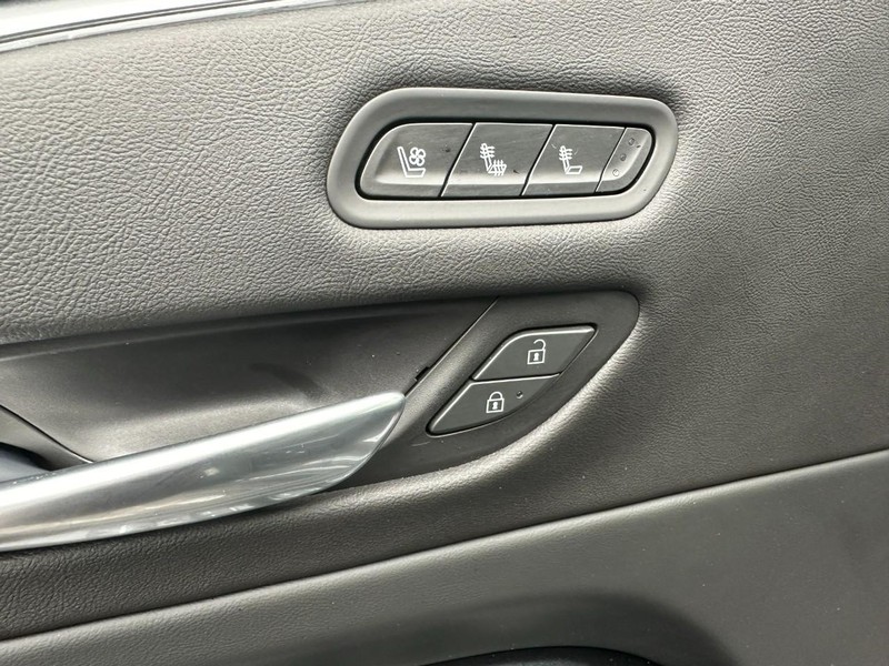 Cadillac Escalade ESV Vehicle Full-screen Gallery Image 18