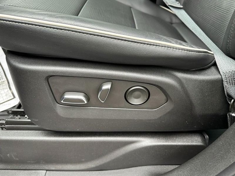 Cadillac Escalade ESV Vehicle Full-screen Gallery Image 19