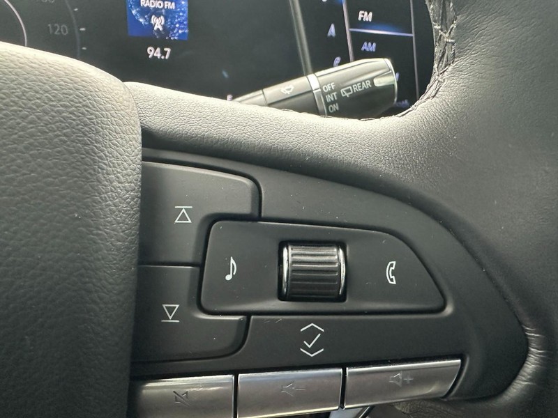 Cadillac Escalade ESV Vehicle Full-screen Gallery Image 21