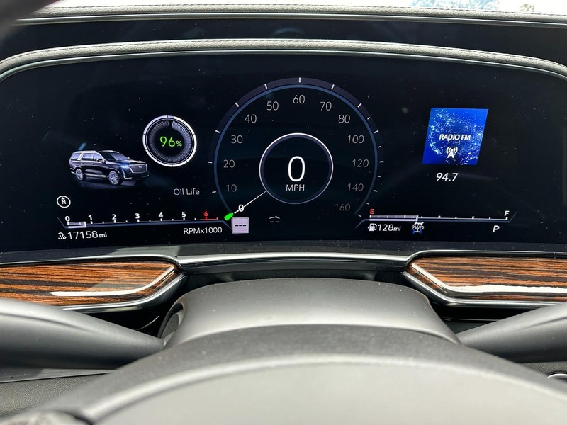 Cadillac Escalade ESV Vehicle Full-screen Gallery Image 22