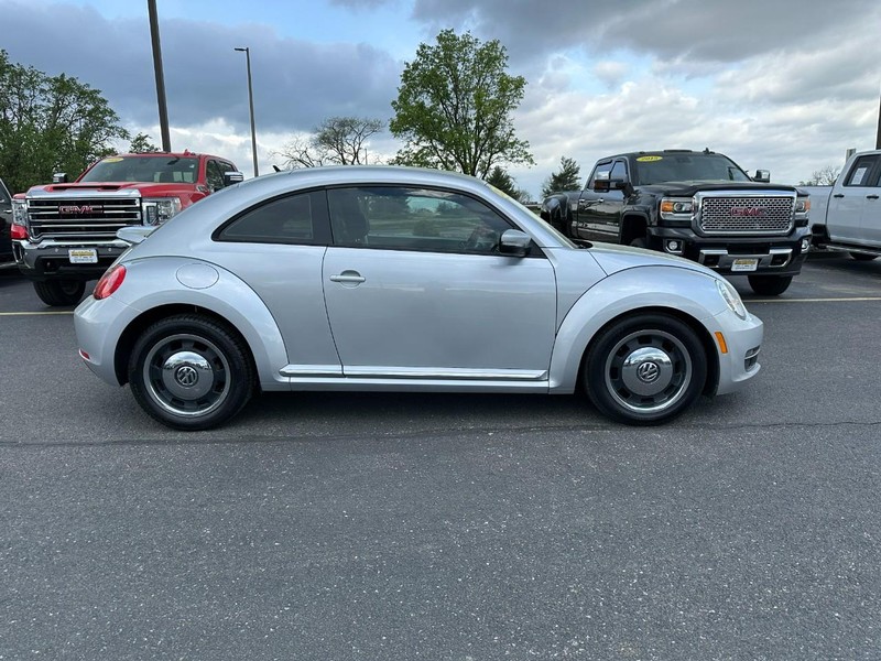 The 2012 Volkswagen Beetle 2.5 PZEV photos