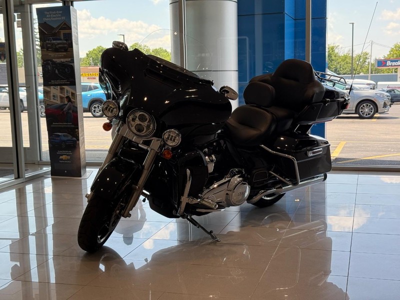 Harley-Davidson FLHTK Vehicle Full-screen Gallery Image 01