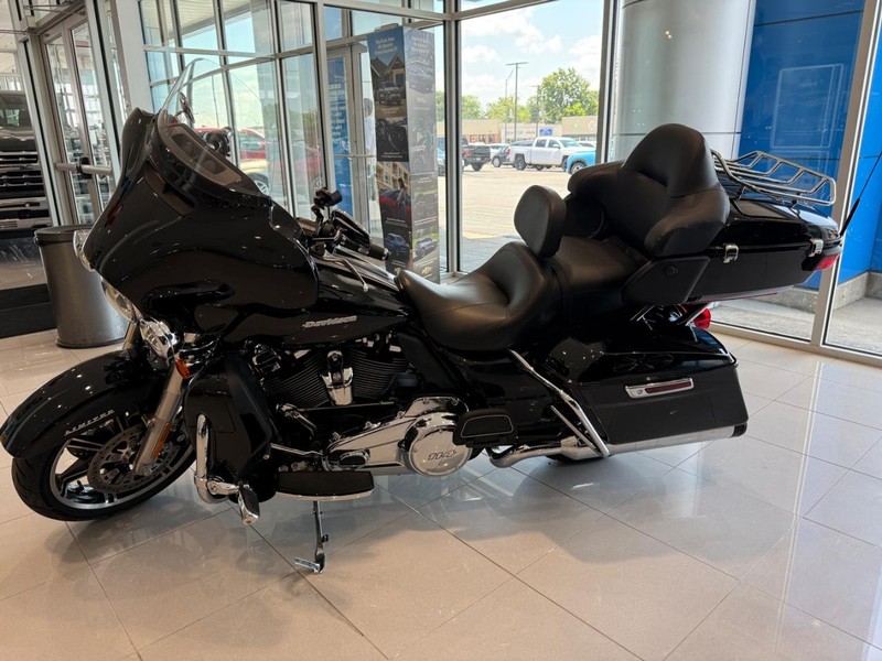 Harley-Davidson FLHTK Vehicle Full-screen Gallery Image 02