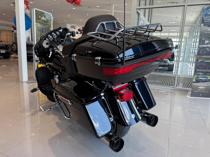 Harley-Davidson FLHTK Vehicle Full-screen Gallery Image 03