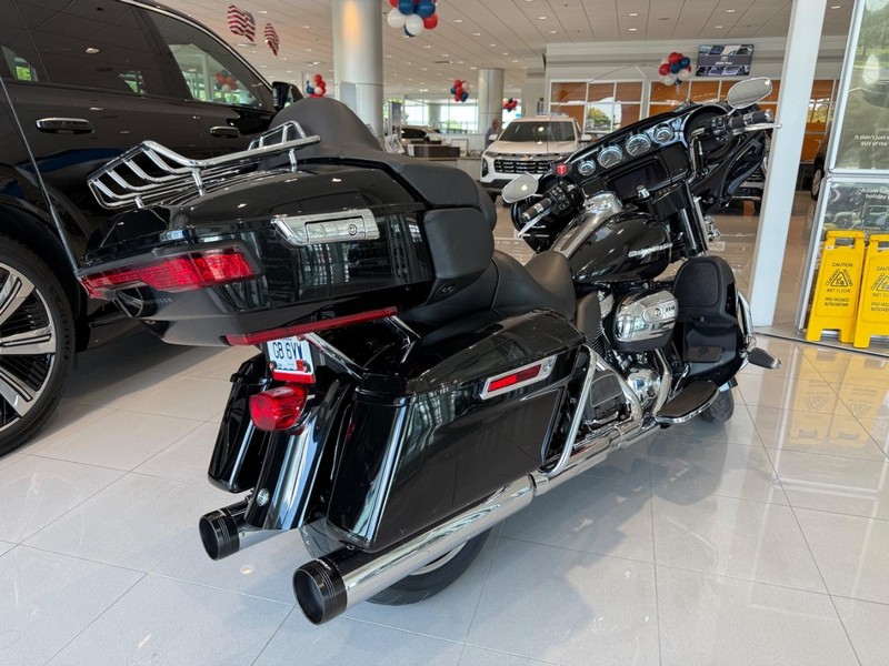 Harley-Davidson FLHTK Vehicle Full-screen Gallery Image 04