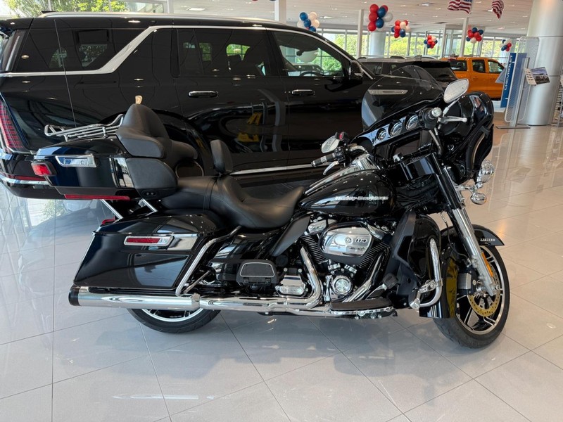 Harley-Davidson FLHTK Vehicle Full-screen Gallery Image 05