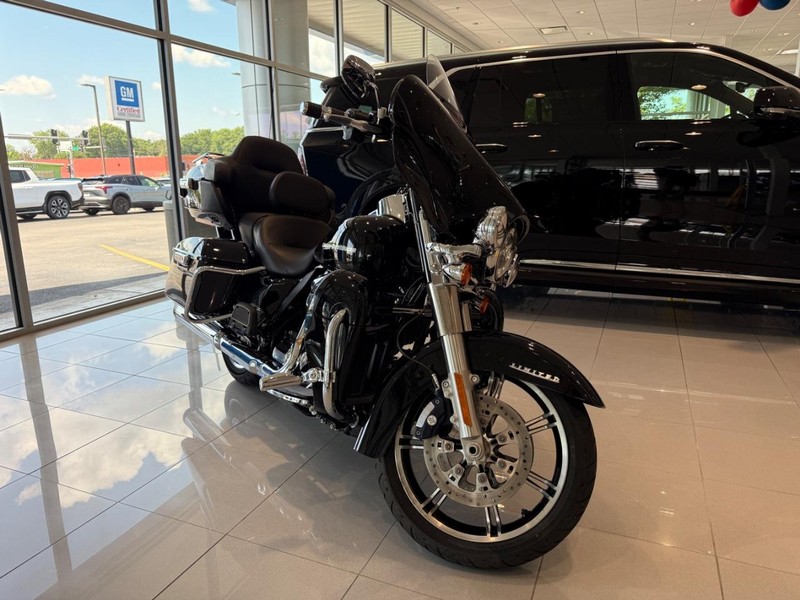 Harley-Davidson FLHTK Vehicle Full-screen Gallery Image 06