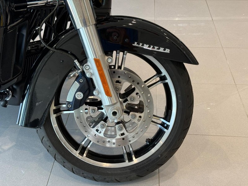 Harley-Davidson FLHTK Vehicle Full-screen Gallery Image 07