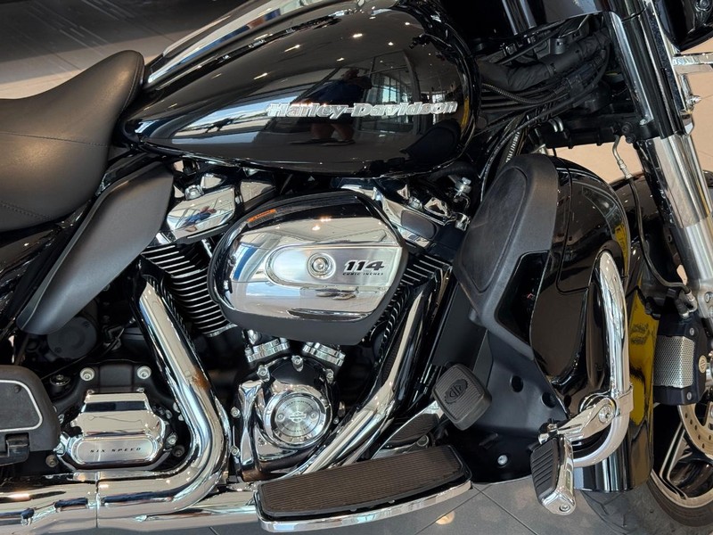 Harley-Davidson FLHTK Vehicle Full-screen Gallery Image 08