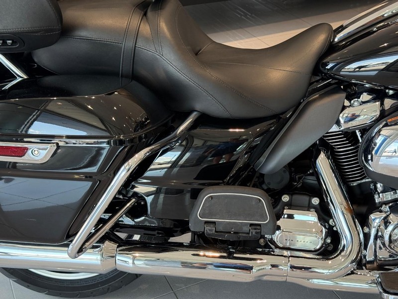 Harley-Davidson FLHTK Vehicle Full-screen Gallery Image 09