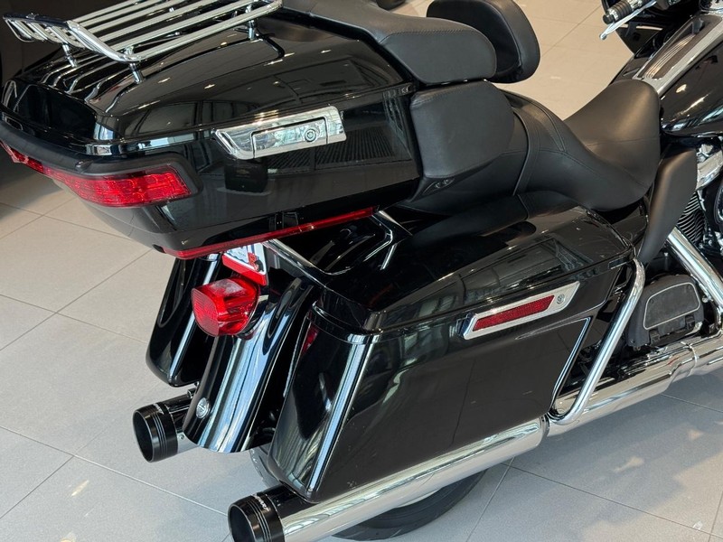 Harley-Davidson FLHTK Vehicle Full-screen Gallery Image 10