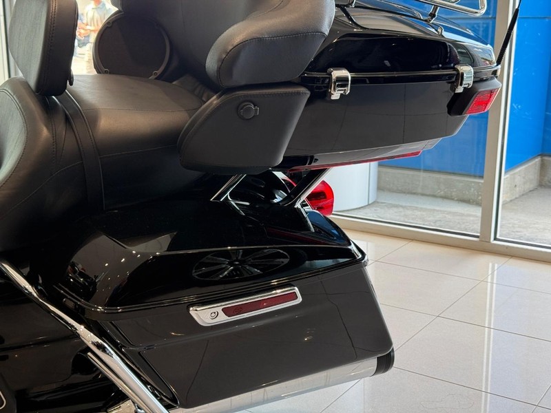 Harley-Davidson FLHTK Vehicle Full-screen Gallery Image 11