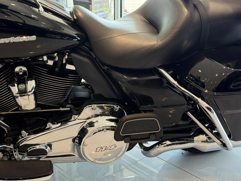 Harley-Davidson FLHTK Vehicle Full-screen Gallery Image 12