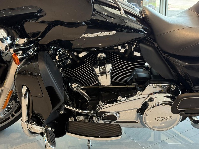 Harley-Davidson FLHTK Vehicle Full-screen Gallery Image 13