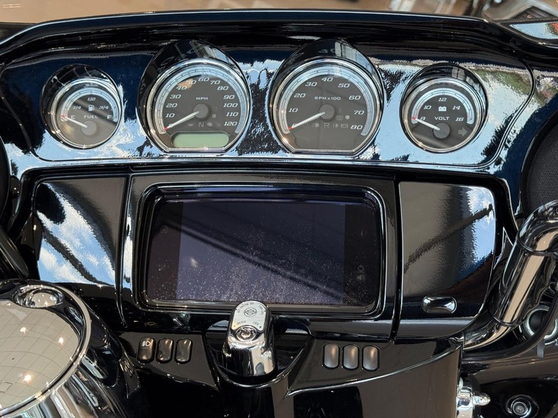 Harley-Davidson FLHTK Vehicle Full-screen Gallery Image 14