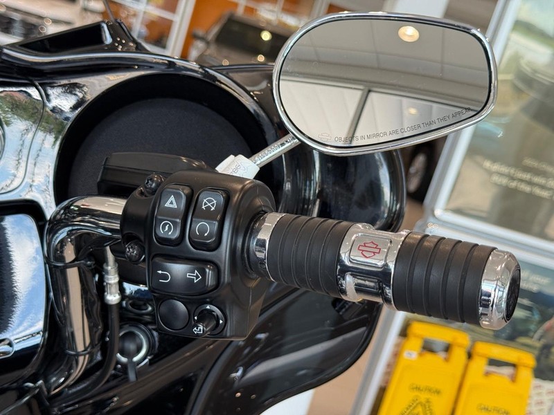 Harley-Davidson FLHTK Vehicle Full-screen Gallery Image 15