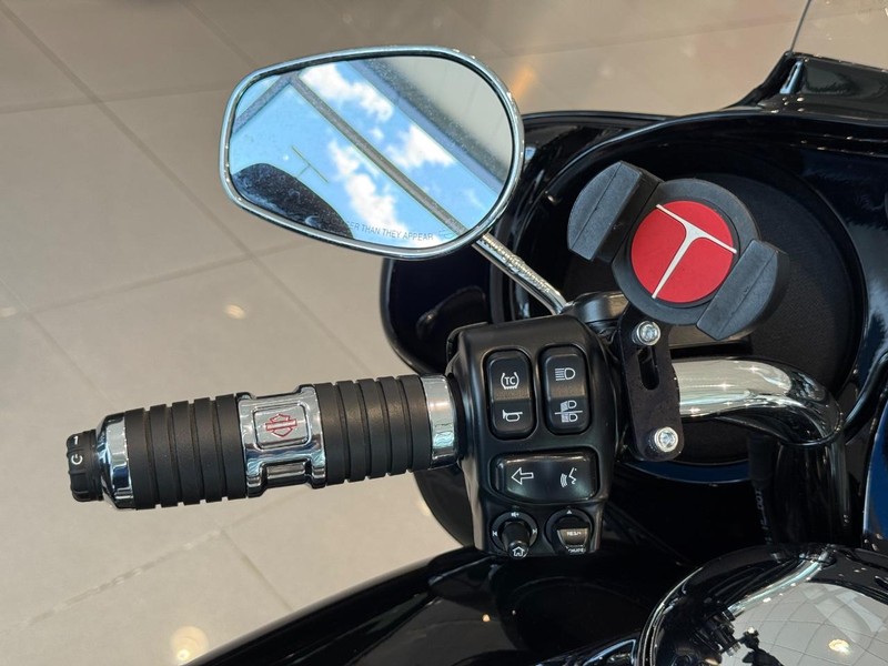 Harley-Davidson FLHTK Vehicle Full-screen Gallery Image 16