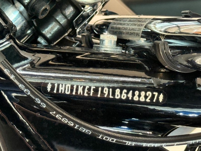 Harley-Davidson FLHTK Vehicle Full-screen Gallery Image 17