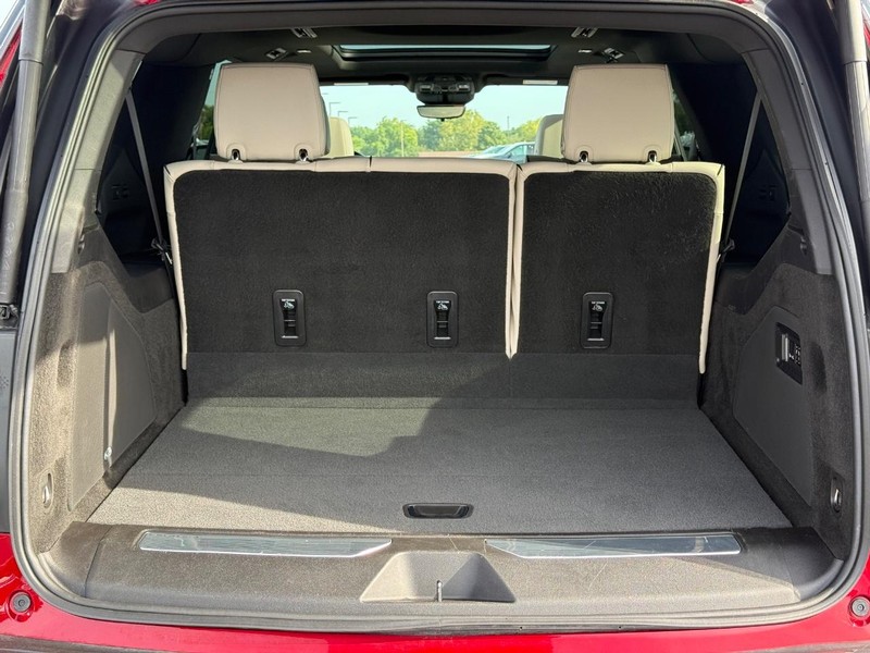 Cadillac Escalade ESV Vehicle Full-screen Gallery Image 08