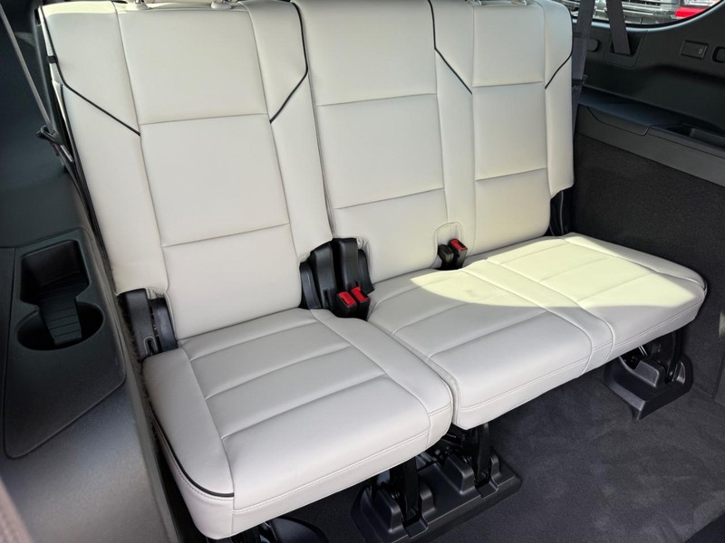 Cadillac Escalade ESV Vehicle Full-screen Gallery Image 10