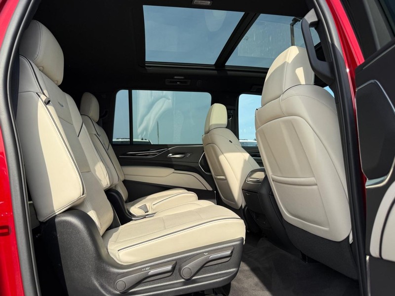 Cadillac Escalade ESV Vehicle Full-screen Gallery Image 11