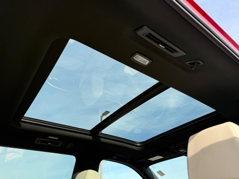 Cadillac Escalade ESV Vehicle Full-screen Gallery Image 12