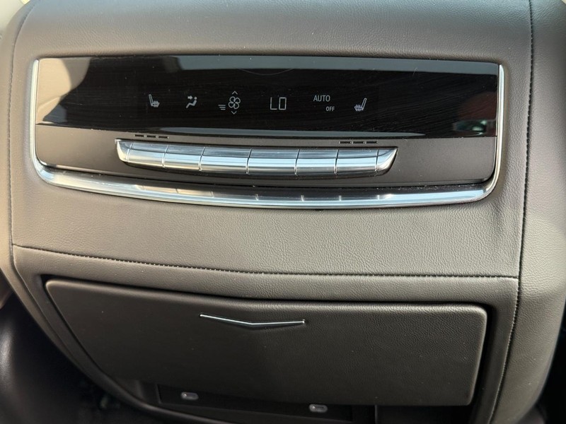 Cadillac Escalade ESV Vehicle Full-screen Gallery Image 13