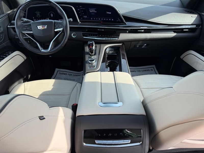 Cadillac Escalade ESV Vehicle Full-screen Gallery Image 14