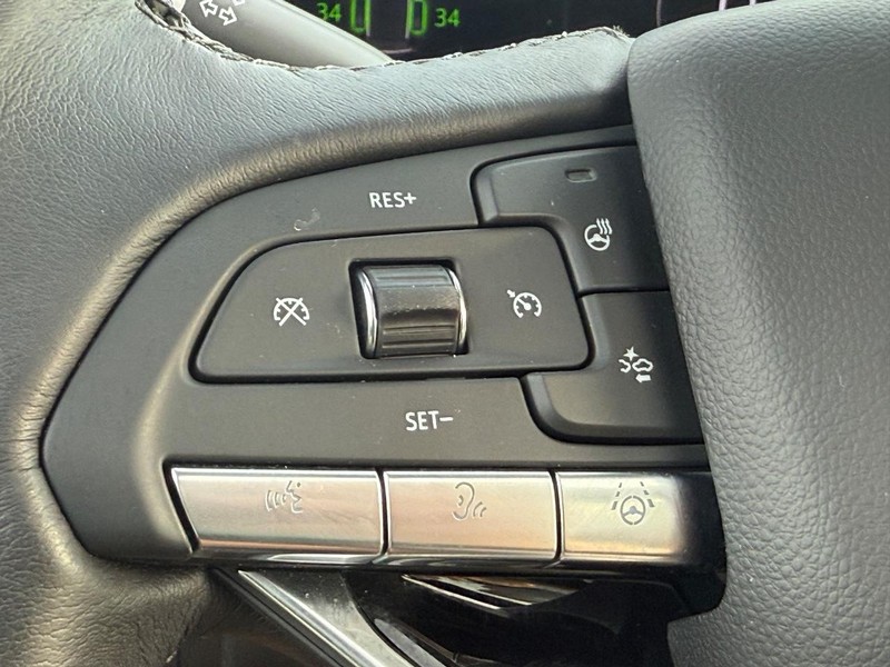 Cadillac Escalade ESV Vehicle Full-screen Gallery Image 16