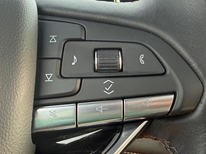 Cadillac Escalade ESV Vehicle Full-screen Gallery Image 17