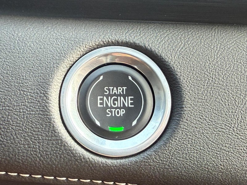 Cadillac Escalade ESV Vehicle Full-screen Gallery Image 18