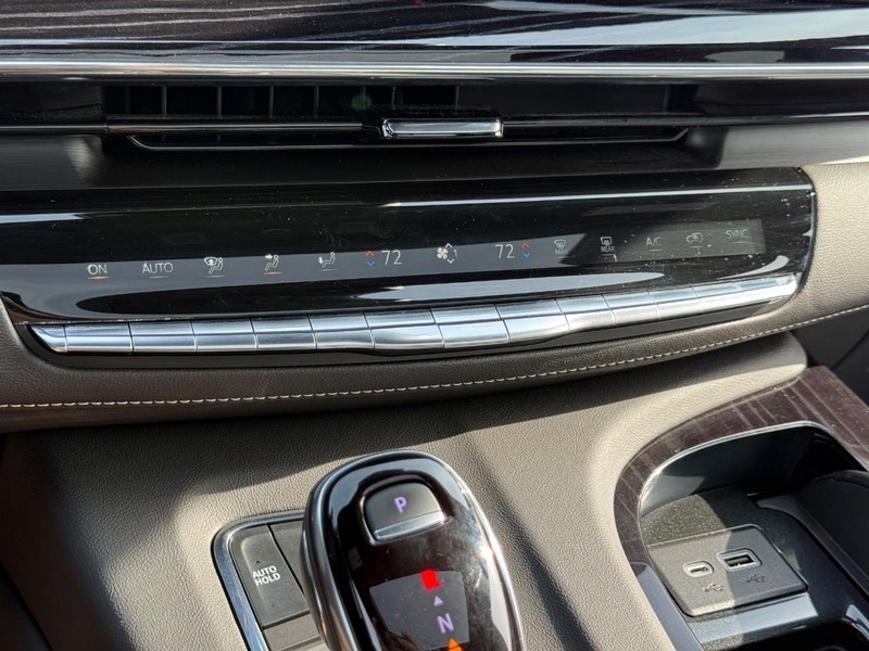 Cadillac Escalade ESV Vehicle Full-screen Gallery Image 21