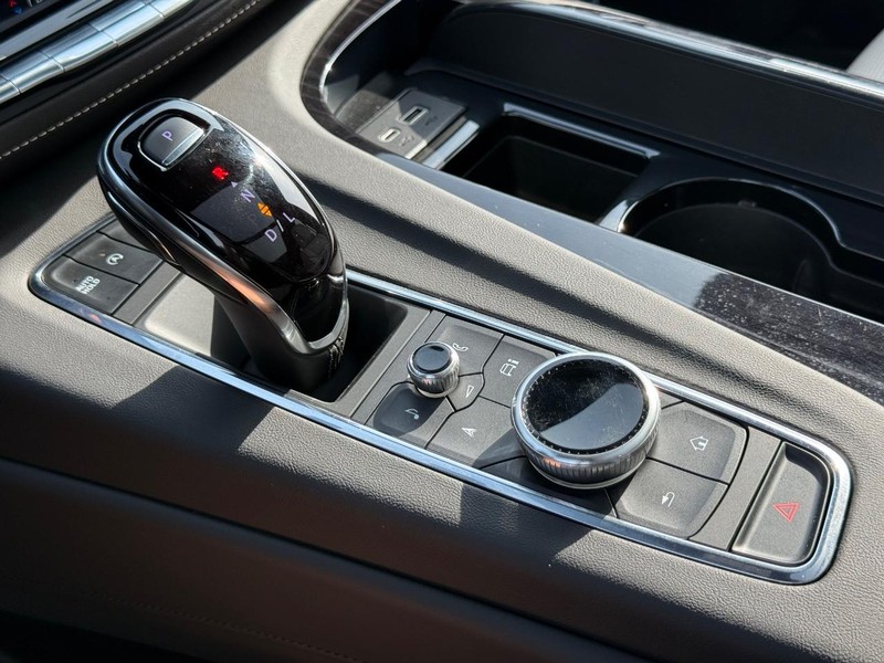 Cadillac Escalade ESV Vehicle Full-screen Gallery Image 22