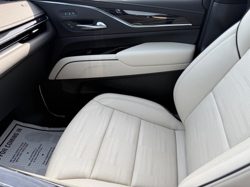 Cadillac Escalade ESV Vehicle Full-screen Gallery Image 23