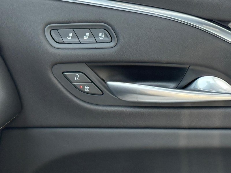 Cadillac Escalade ESV Vehicle Full-screen Gallery Image 24