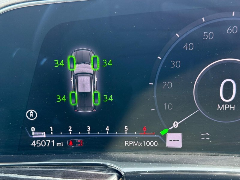 Cadillac Escalade ESV Vehicle Full-screen Gallery Image 25