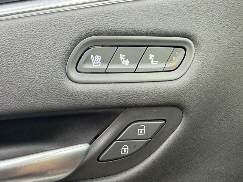 Cadillac Escalade ESV Vehicle Full-screen Gallery Image 27