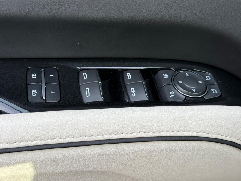 Cadillac Escalade ESV Vehicle Full-screen Gallery Image 28