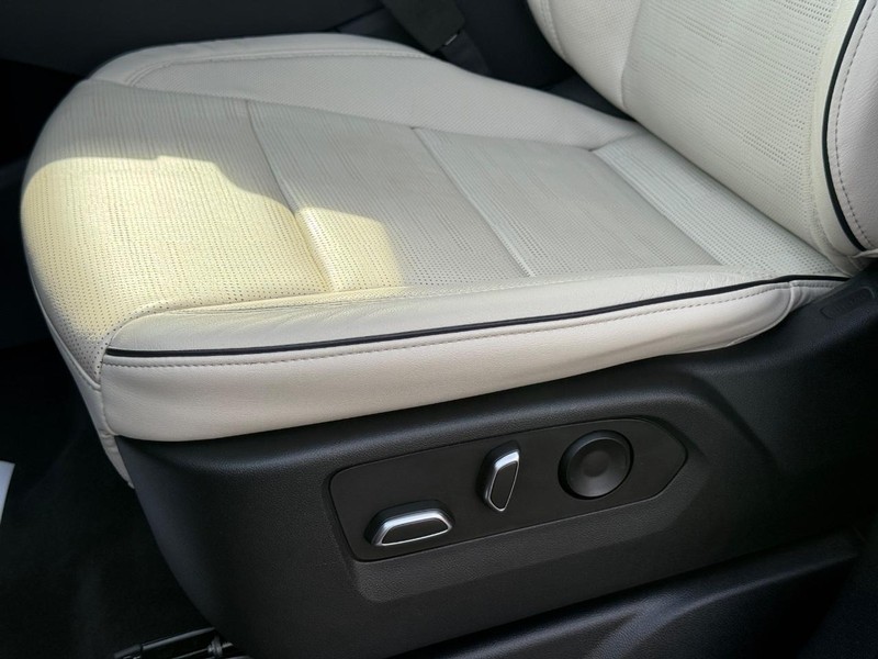 Cadillac Escalade ESV Vehicle Full-screen Gallery Image 30