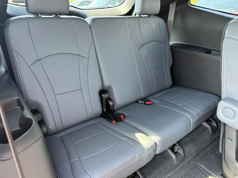 Buick Enclave Vehicle Full-screen Gallery Image 10