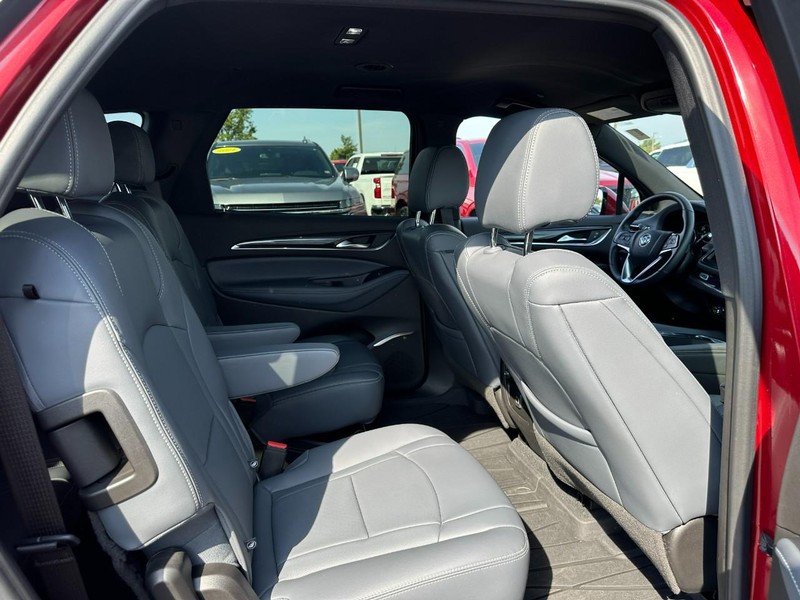 Buick Enclave Vehicle Full-screen Gallery Image 11