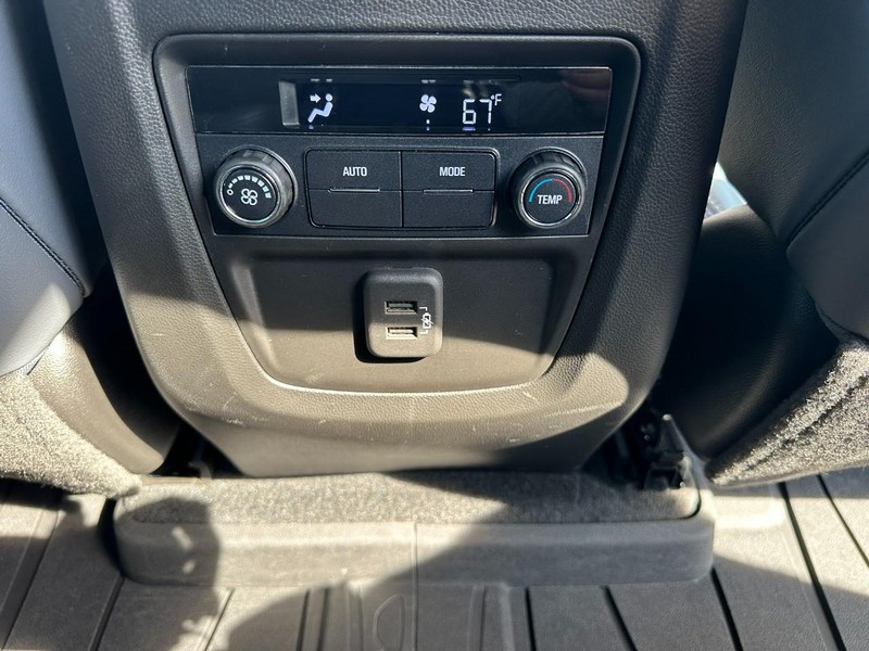 Buick Enclave Vehicle Full-screen Gallery Image 12