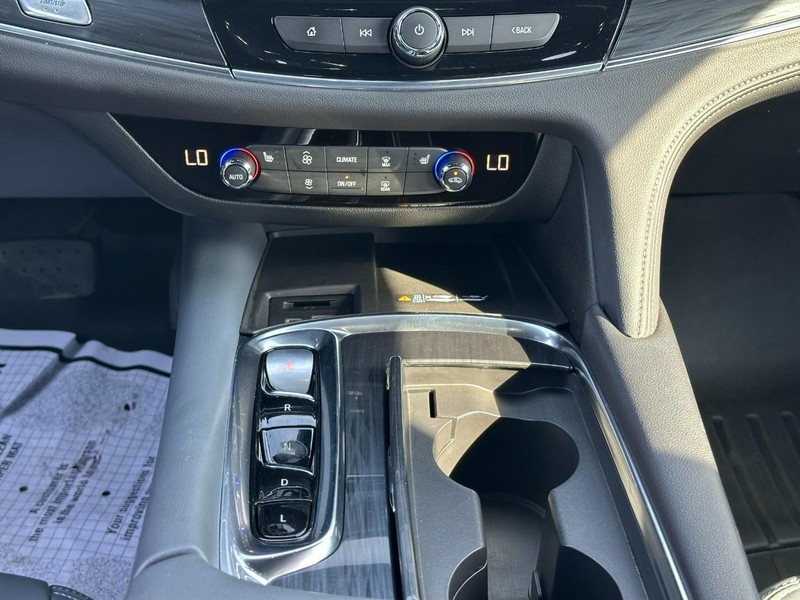 Buick Enclave Vehicle Full-screen Gallery Image 16