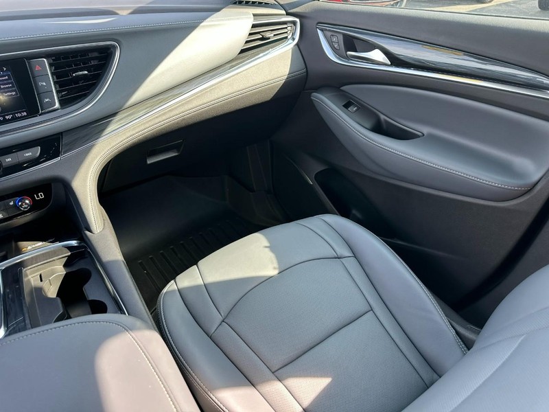 Buick Enclave Vehicle Full-screen Gallery Image 17