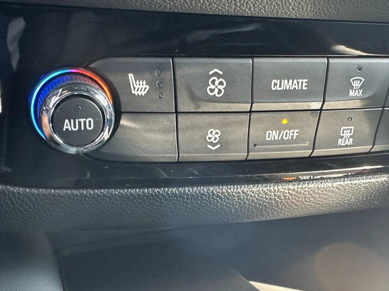 Buick Enclave Vehicle Full-screen Gallery Image 23