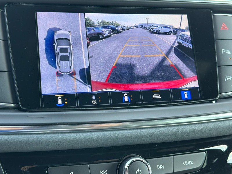 Buick Enclave Vehicle Full-screen Gallery Image 24