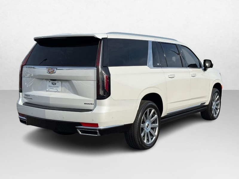 Cadillac Escalade ESV Vehicle Full-screen Gallery Image 03